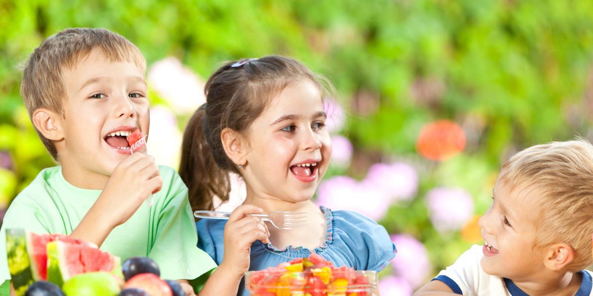 Children eating fruits