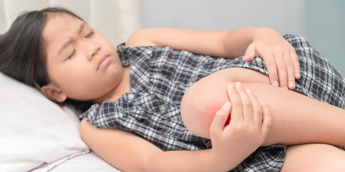 Girl having knee pain